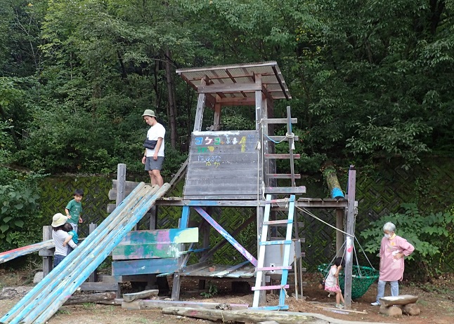 木製の狩猟台ハイシートで遊ぶ親子